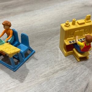 Fisher Price Sweet Streets School Lot Desk Piano Boy Girl Figures
